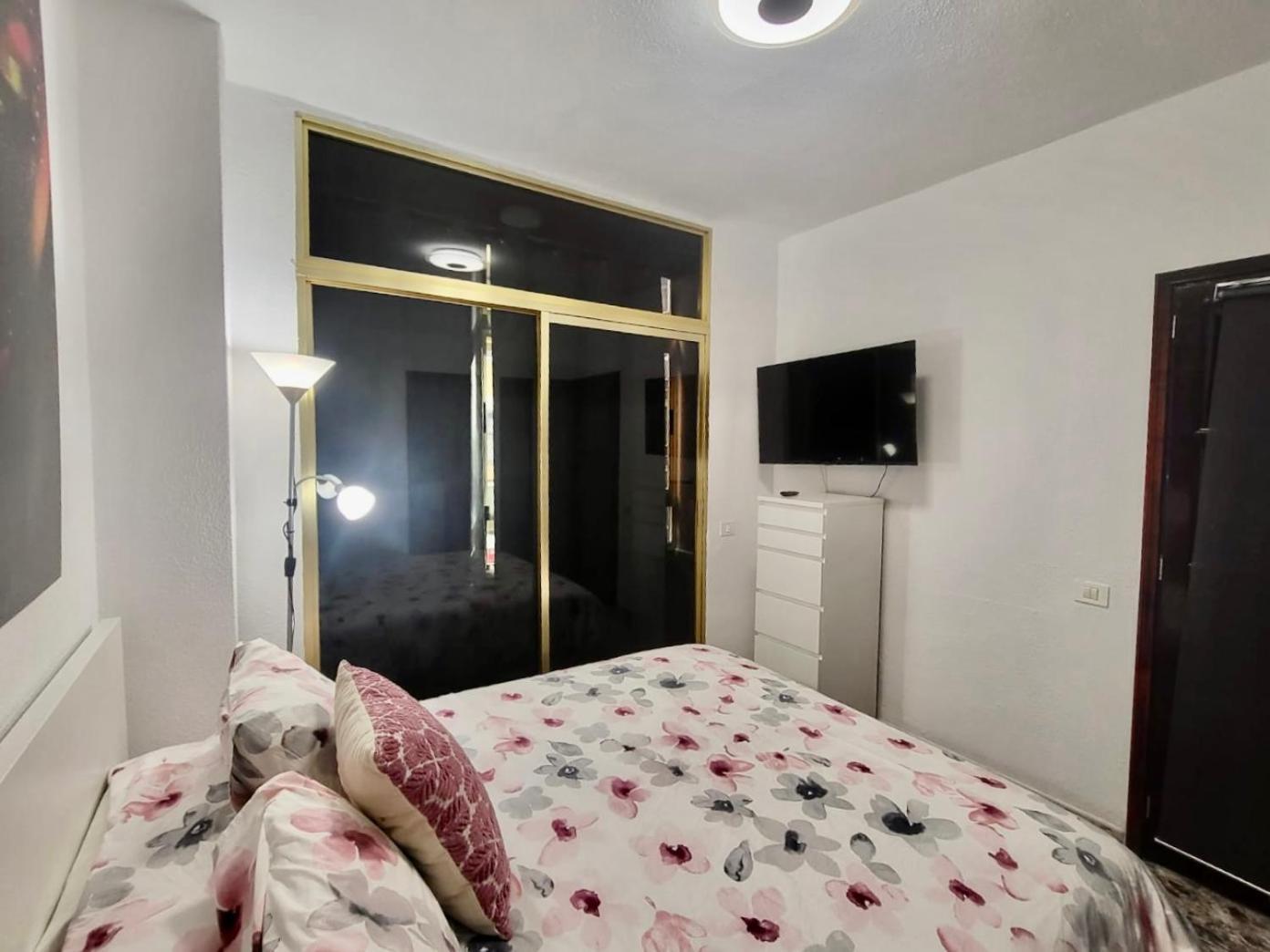 Affordable Holiday Accommodation For Large Families And Groups At Las Canteras Beach With 3 Bedrooms And Free Parking Las Palmas de Gran Canaria Ngoại thất bức ảnh